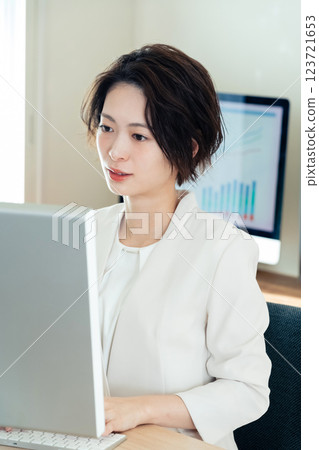 使用數位轉型工具的女商人 123721653