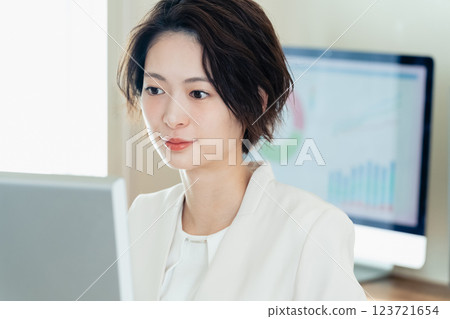 使用數位轉型工具的女商人 123721654