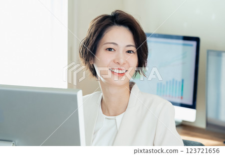 使用數位轉型工具的女商人 123721656