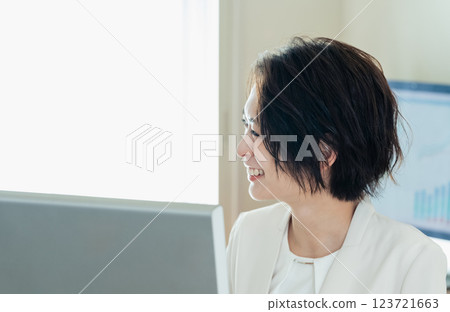 使用數位轉型工具的女商人 123721663