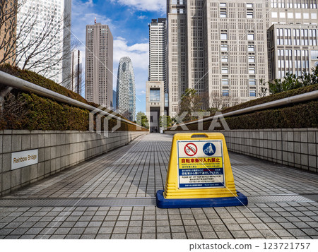 東京城市景觀：人行道上「禁止騎自行車」的標誌 123721757