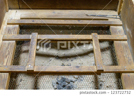 日式房間地板下的下沉式被爐桌 123722732