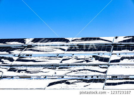 Scenery of snow-covered solar panels under a blue winter sky Scenery of snow-covered solar panels under a blue winter sky 123723187