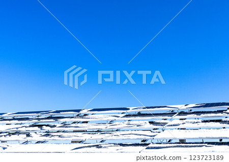 Scenery of snow-covered solar panels under a blue winter sky 123723189