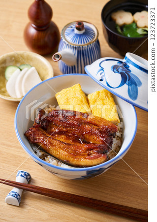 Eel rice bowl with fried egg 123723371