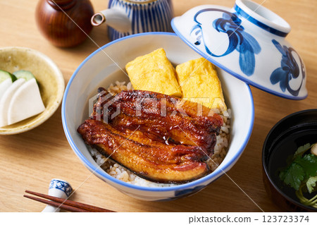 鰻魚蓋飯佐煎蛋 123723374