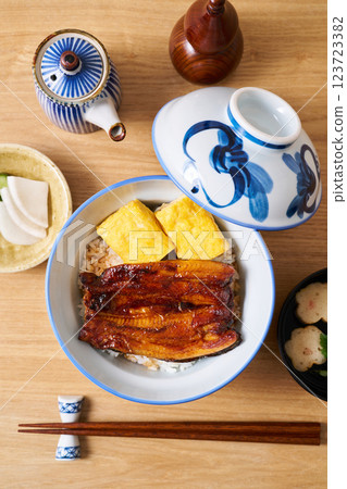 Eel rice bowl with fried egg 123723382