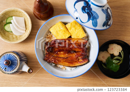 鰻魚蓋飯佐煎蛋 鰻魚蓋飯佐煎蛋 123723384