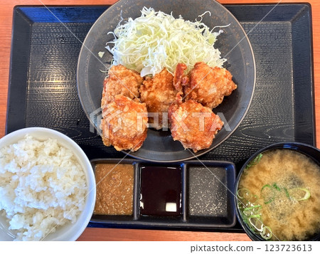 Fried chicken set meal: Fried chicken set meal with lots of cabbage Fried chicken set meal: Fried chicken set meal with lots of cabbage 123723613