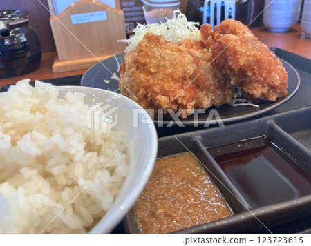 炸雞套餐: 炸雞套餐配大量高麗菜 炸雞套餐: 炸雞套餐配大量高麗菜 123723615