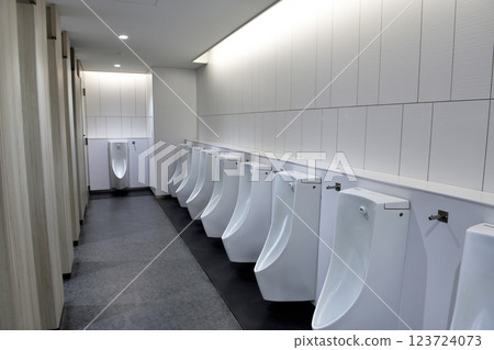 商業設施內的男廁 123724073