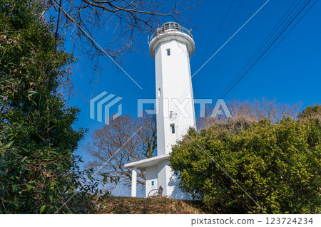 白色的赤穗岬燈塔矗立於兵庫縣赤穗市赤穗岬溫泉的一座小山上 123724234