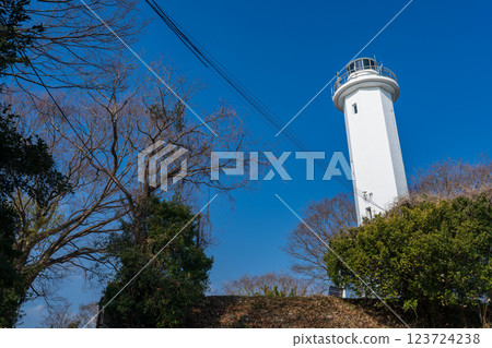The white Ako Misaki Lighthouse stands on a hilltop in Ako Misaki Onsen, Ako City, Hyogo Prefecture 123724238