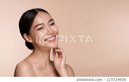 Young women who care about the skin 123724656