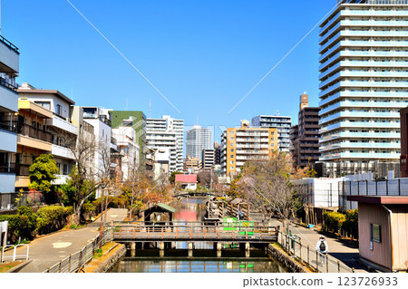 從木場大橋眺望木場臨水公園（東京都江東區）[2025 年 3 月] 123726933