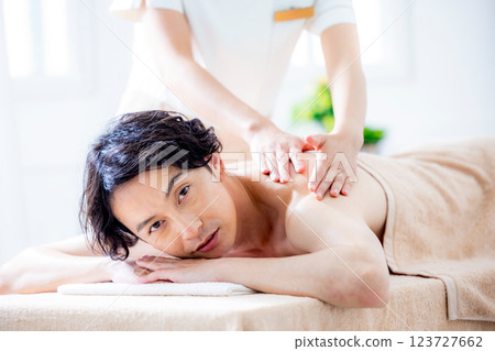 一名年輕男子在美容院接受按摩 123727662