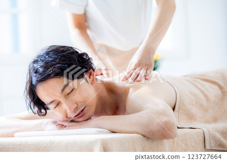 一名年輕男子在美容院接受按摩 123727664