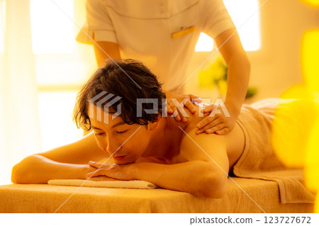 一名年輕男子在美容院接受按摩 123727672