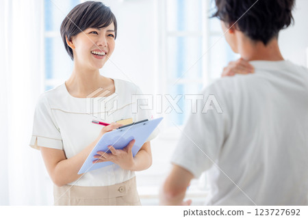 接受諮詢的男性 123727692