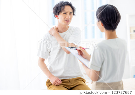 接受諮詢的男性 123727697