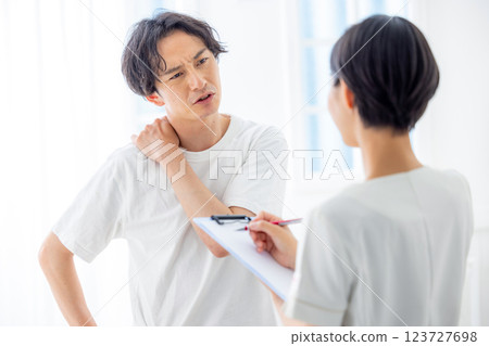 接受諮詢的男性 123727698