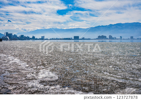 Ice fragments washing ashore on the lakeshore [Lake Suwa] 123727878