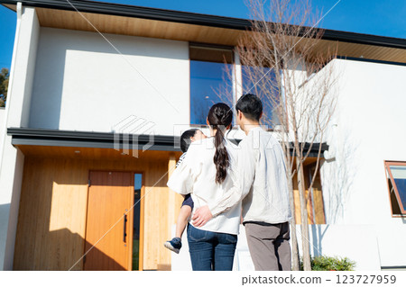 站立在家庭前面的一個家庭 123727959