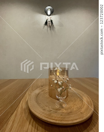 桌子上的蠟燭 123728002