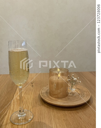 香檳倒入一杯 123728006