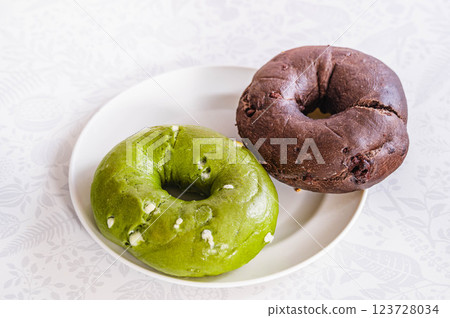 Matcha and chocolate bagel Matcha and chocolate bagel 123728034