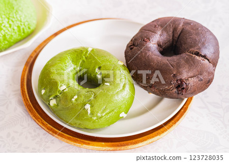 Matcha and chocolate bagel 123728035