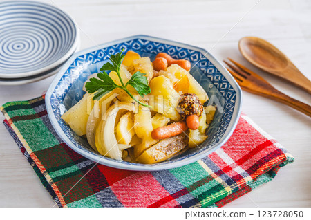 蔬菜和維也納香腸燉清湯 123728050