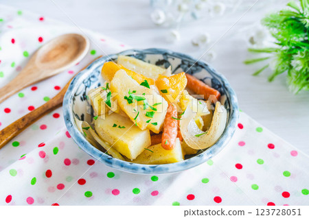 蔬菜和維也納香腸燉清湯 蔬菜和維也納香腸燉清湯 123728051