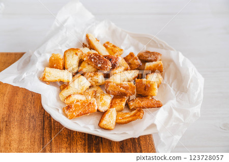 用麵包皮製成的麵包乾 123728057