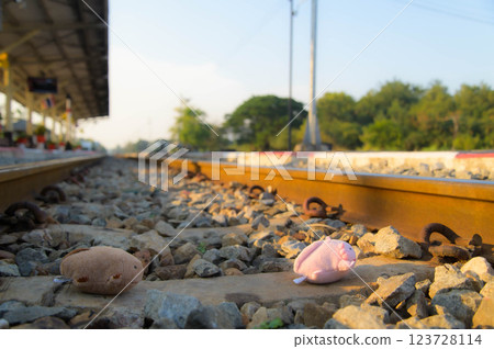 Over here, over here!! Over here, over here!! 123728114