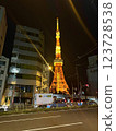 透過建築物之間的縫隙，可以欣賞到東京鐵塔的壯麗景色 123728538