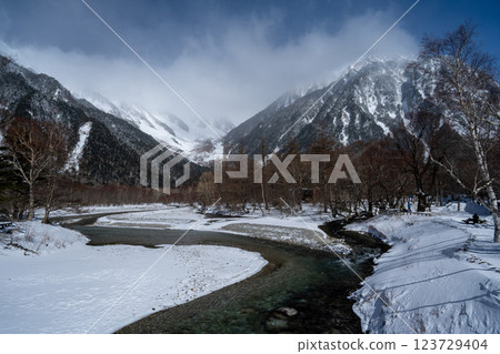 Kamikochi in winter 123729404