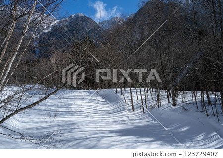 Kamikochi in winter 123729407