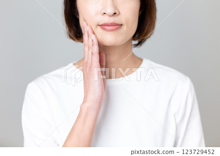 Middle women skin care image Middle women skin care image 123729452