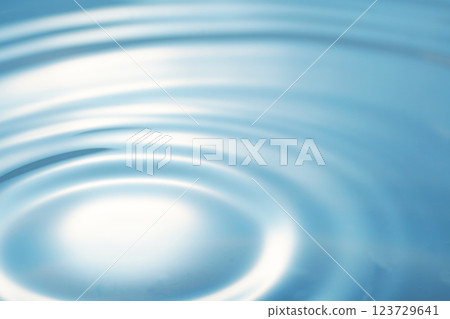 水面上漣漪蔓延（背景圖） 123729641