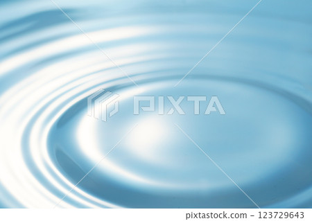 水面上漣漪蔓延（背景圖） 123729643