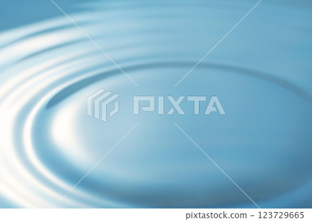 水面上漣漪蔓延（背景圖） 123729665