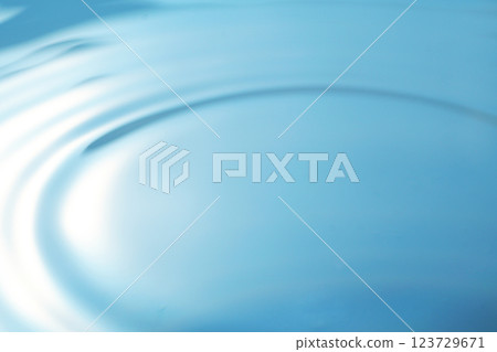 水面上漣漪蔓延（背景圖） 123729671