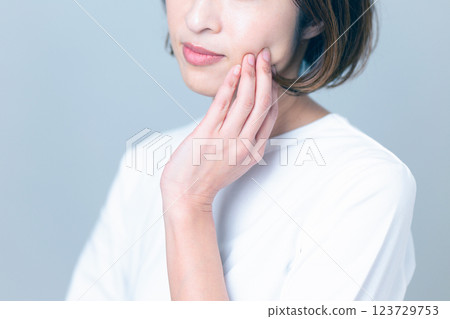 中年女性擔心皮膚護理 中年女性擔心皮膚護理 123729753