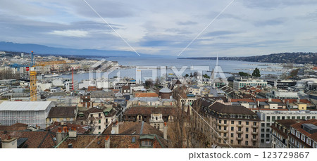 Landscape of the Geneva old city and fountain 123729867