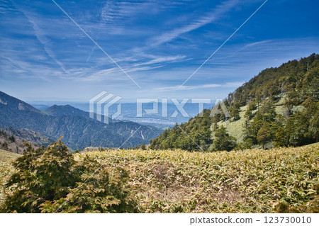 Hobby mountain climbing: Beautiful scenery of green mountains and blue skies① 123730010