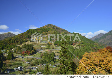 Autumn colors of Ochiai village 123730383