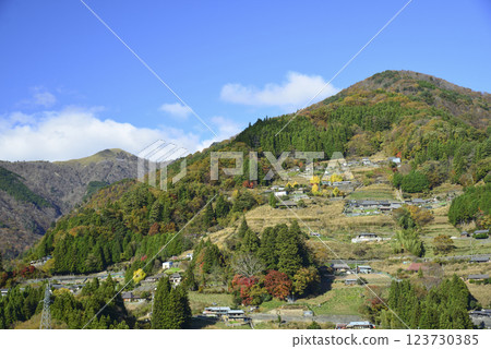 落合村染上秋色 123730385