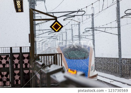 A Shinkansen train departs amid heavy snowfall [Hokuriku Shinkansen, Shin-Takaoka Station] 123730569