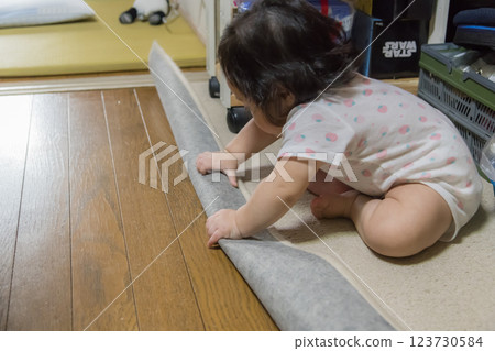 [嬰兒翻動地毯] 123730584